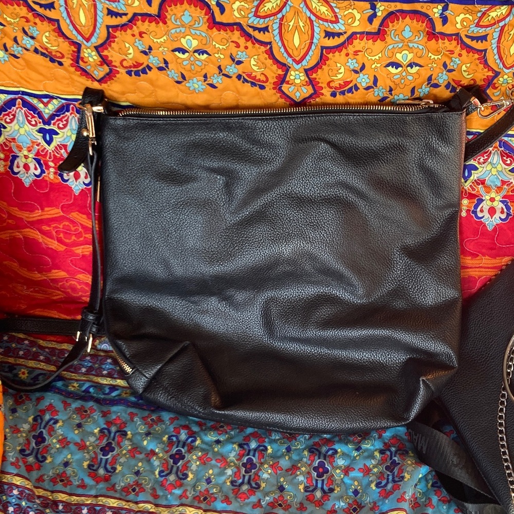 Classic Black Pebbled Crossbody Bag with Adjustable Strap